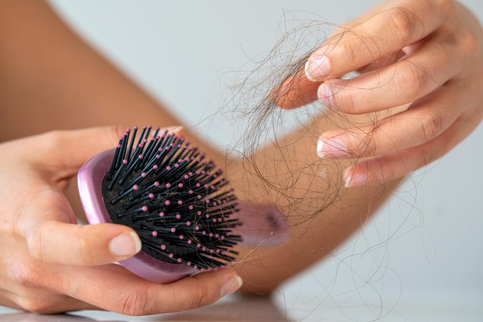 Haarverlust (Symbolbild): Klinische Studien bei Menschen mit Alopezie zeigten deutliche Erfolge.