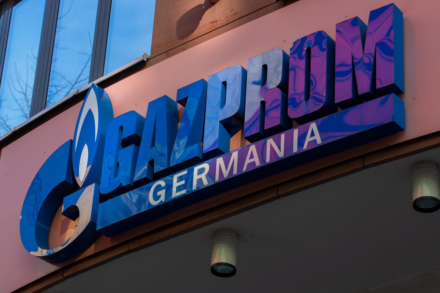 Logo von Gazprom Germania GmbH: Das ehemalige Tochterunternehmen des russischen Gazprom-Konzerns steht unter Kontrolle des deutschen Staates. Logo von Gazprom Germania GmbH: Das ehemalige Tochterunternehmen des russischen Gazprom-Konzerns steht unter Kontrolle des deutschen Staates.