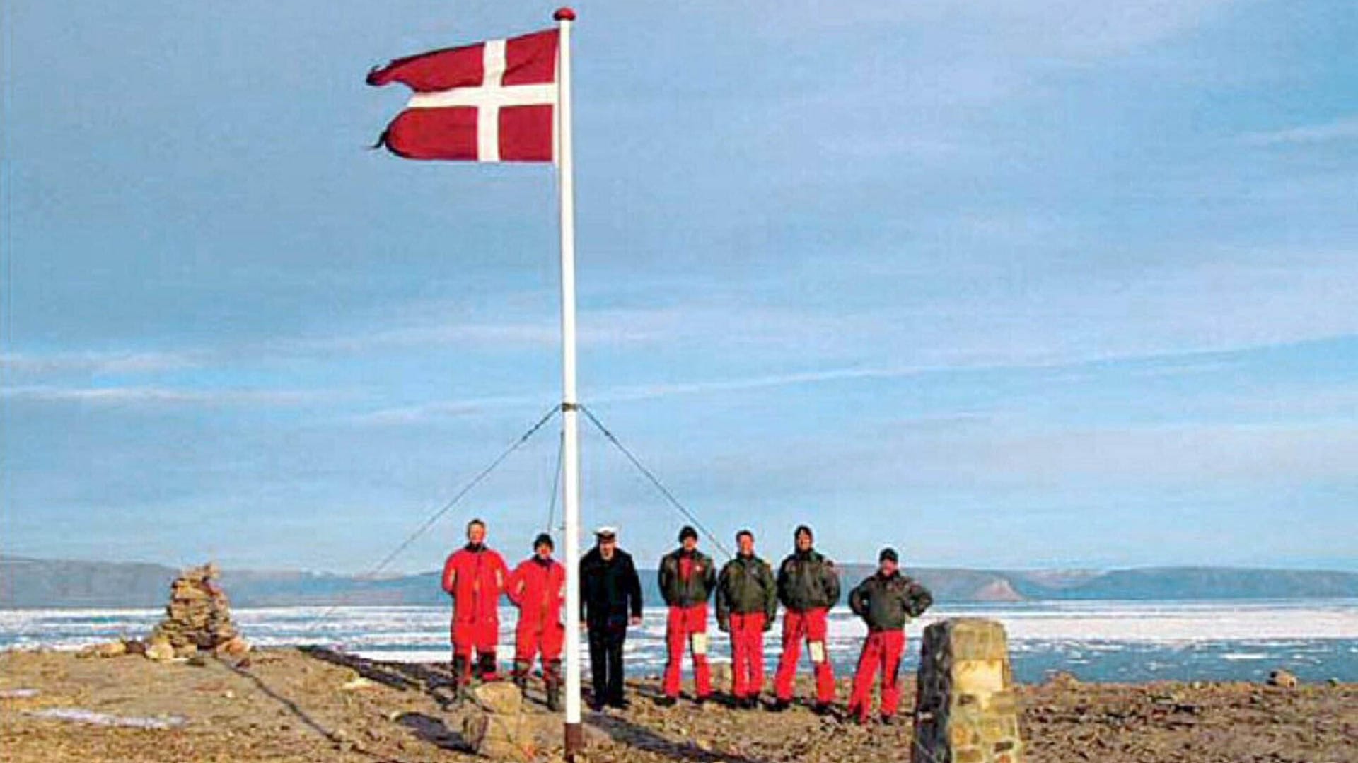 Eine dänische Delegation auf der Hans-Insel (Archivbild): Die Hälfte der Insel soll künftig zu dem skandinavischen Königreich gehören.