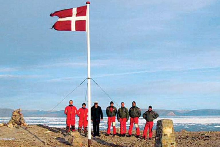 Eine dänische Delegation auf der Hans-Insel (Archivbild): Die Hälfte der Insel soll künftig zu dem skandinavischen Königreich gehören.