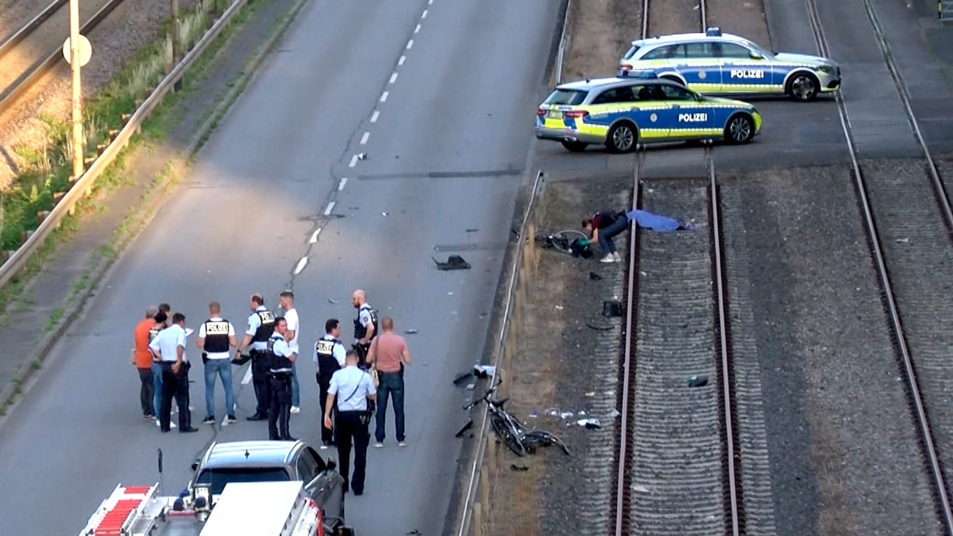 Bild vom Tatort: In Mannheim wurden am Sonntag mehrere Radfahrer durch ein Auto zum Teil tödlich verletzt.
