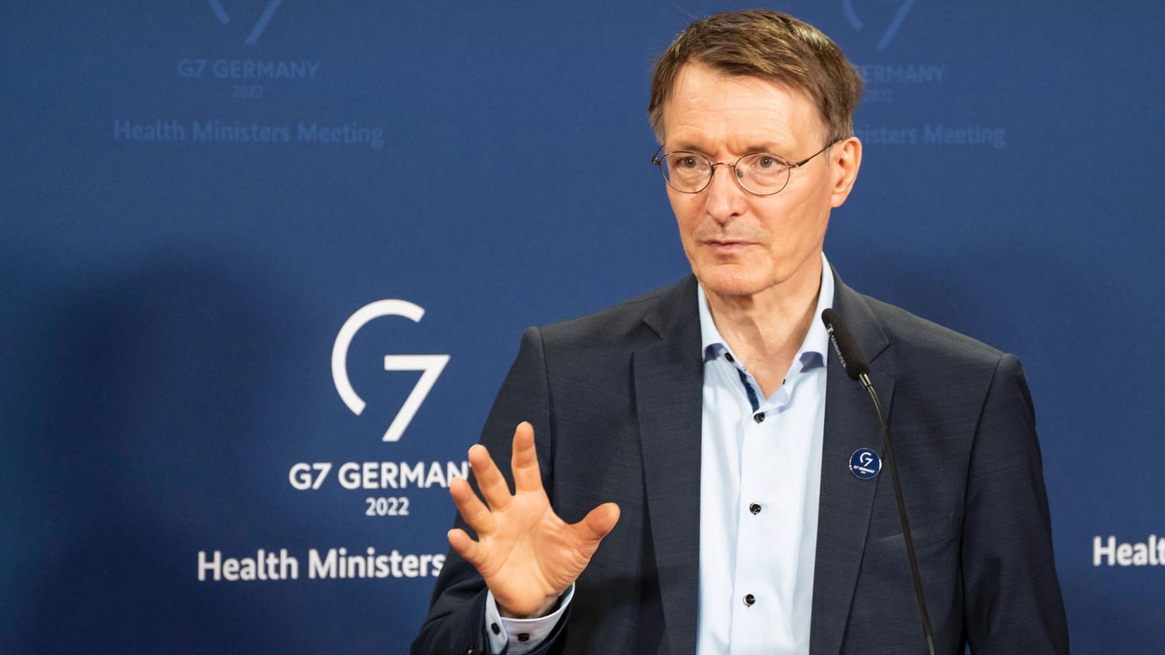 Karl Lauterbach: Der Gesundheitsminister will, dass bei bei einer Triage-Entscheidung zwei Ärzte unabhängig voneinander zum gleichen Schluss kommen müssen. Karl Lauterbach: Der Gesundheitsminister will, dass bei bei einer Triage-Entscheidung zwei Ärzte unabhängig voneinander zum gleichen Schluss kommen müssen.