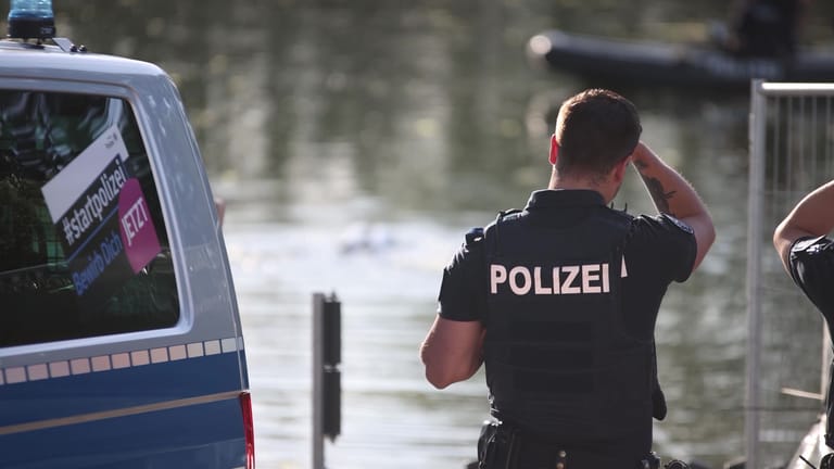 Polizisten am Strandbad in Gera: Taucher konnten den zehnjährigen nur noch Tod auffinden.