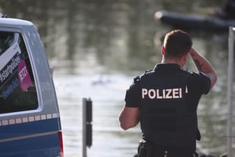 Polizisten am Strandbad in Gera: Taucher konnten den zehnjährigen nur noch Tod auffinden.