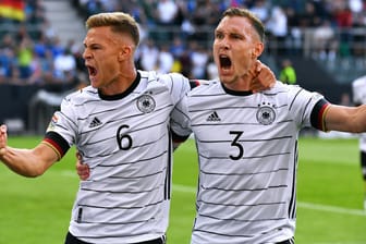 Joshua Kimmich (l.) und David Raum: Die DFB-Spieler bejubeln den 1:0-Führungstreffer von Kimmich.