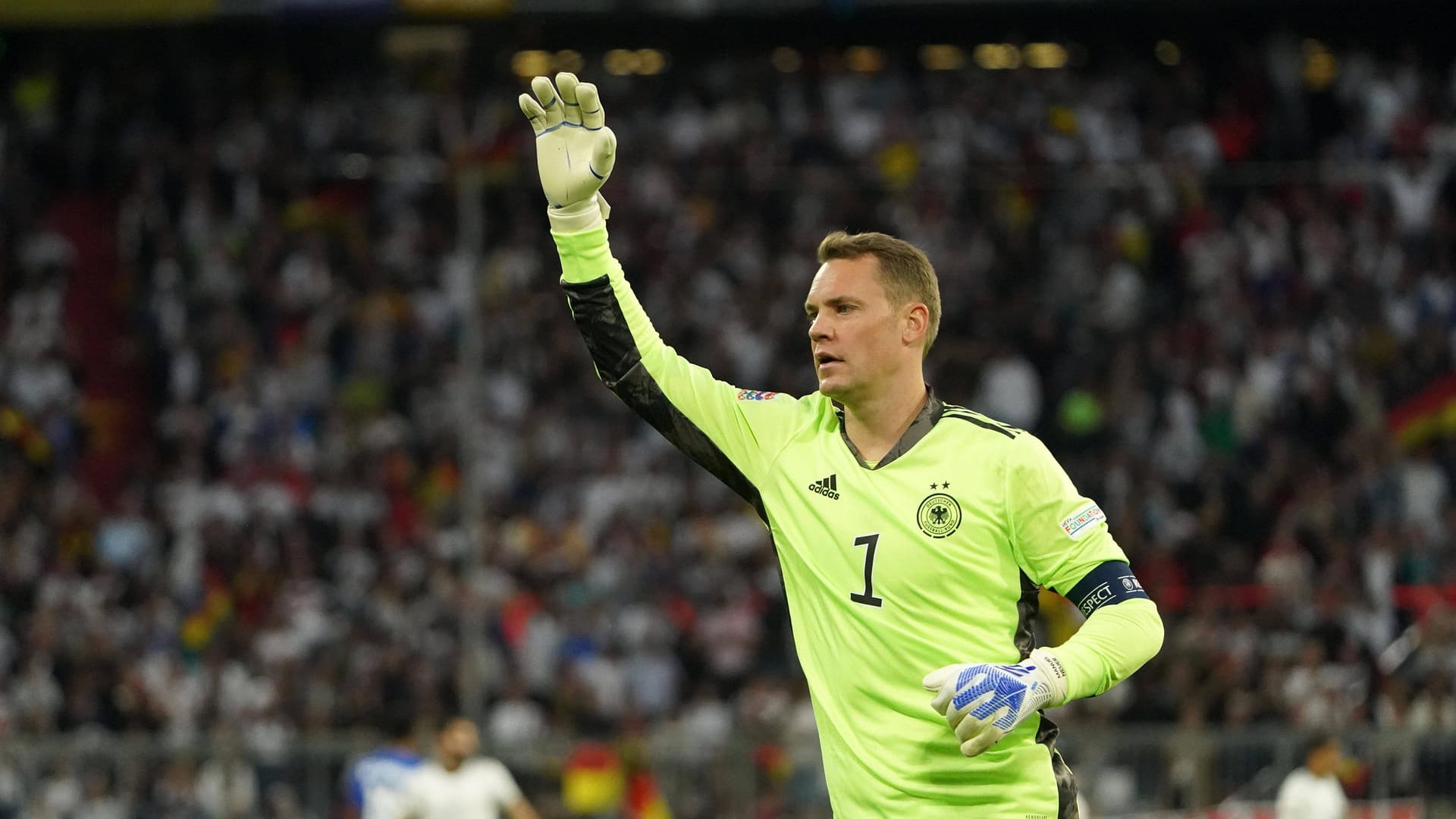 Manuel Neuer: Leitete mit einem präzisen hohen Ball die erste Großchance von Müller ein (1. Minute). Monstertat auf der Linie gegen Raspadori, mit der er den frühen deutschen Rückstand verhinderte (8.). Auch sonst der gewohnt gute Rückhalt, mit der nötigen Ruhe am Ball (29. Minute) und starken Pässen im Aufbauspiel. Sensationelle Rettungstat gegen Barella (54.). Bei den irrelevanten Gegentoren chancenlos (78. Minute, 90.+4). Zeigte nochmal den „Algerien-Neuer“ (82.). Note 1