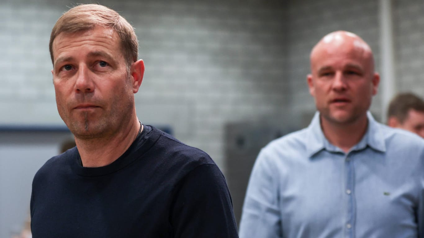 Frank Kramer (li.): Der neue Schalker Coach wird von Sportdirektor Rouven Schröder (re.) durch die Veltins-Arena geführt.