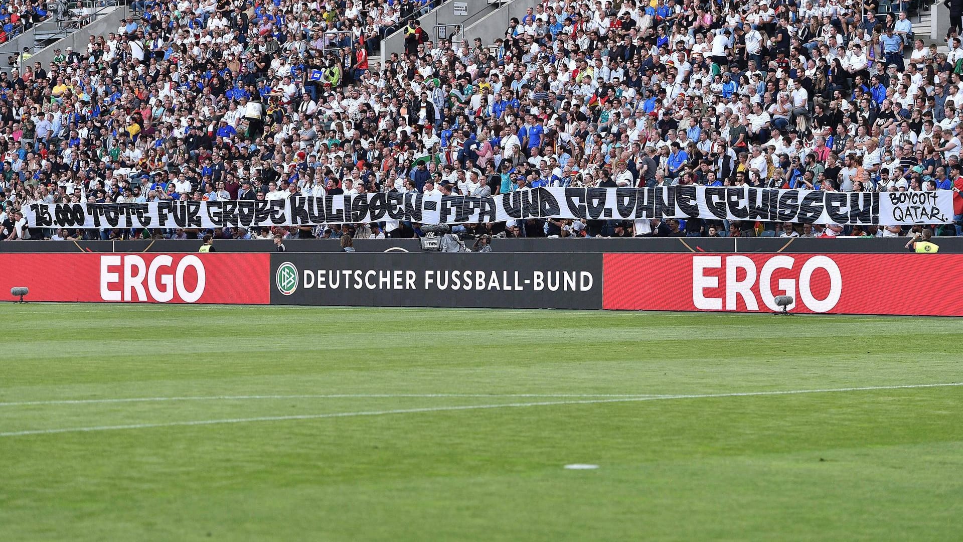 Protestbanner gegen die Fußball-WM in Katar: Nach der Aktion kam es zu Festnahmen.