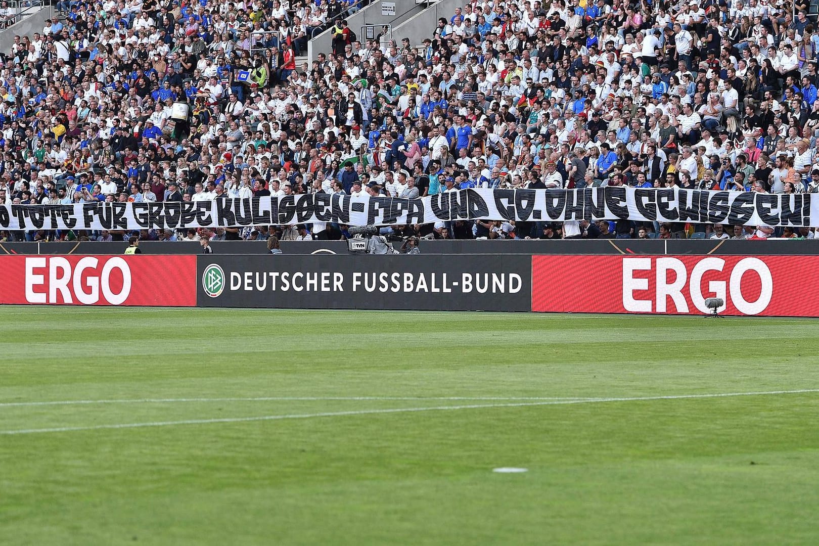 Protestbanner gegen die Fußball-WM in Katar: Nach der Aktion kam es zu Festnahmen.