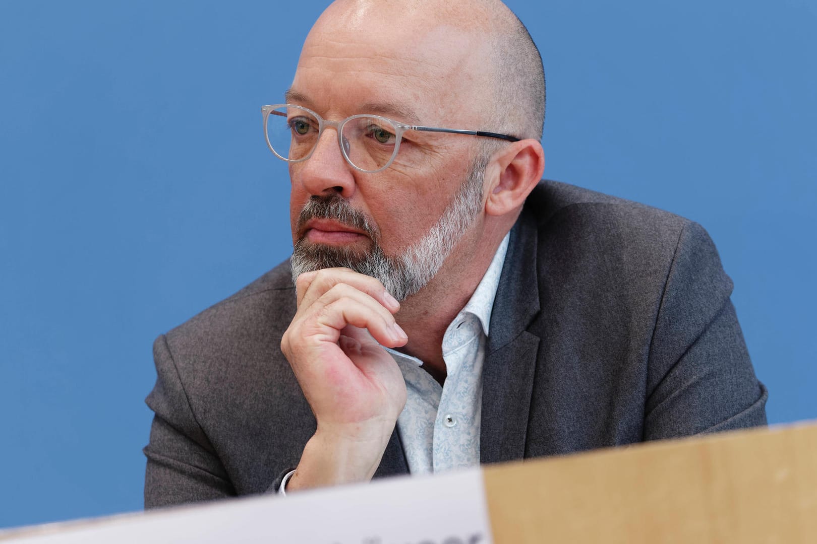 Timo Wollmershäuser: "Die Wirtschaftsleistung liegt derzeit noch immer ein Prozent unter dem Vor-Corona-Niveau von Ende 2019." Timo Wollmershäuser: "Die Wirtschaftsleistung liegt derzeit noch immer ein Prozent unter dem Vor-Corona-Niveau von Ende 2019."