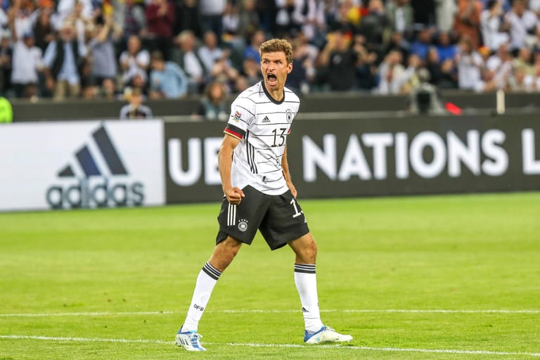 Die deutsche Nationalmannschaft hat sich nach vier Remis in Folge den Frust von der Seele geschossen und ein schwaches Italien klar besiegt. Zwei Weltmeister sahen dabei die Bestnote. Die Einzelkritik.