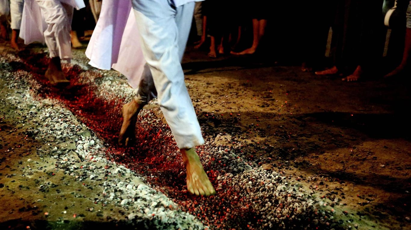 Ein Feuerlauf (Symbolbild): In der Schweiz verletzten sich mehrere Menschen bei dem Ritual.