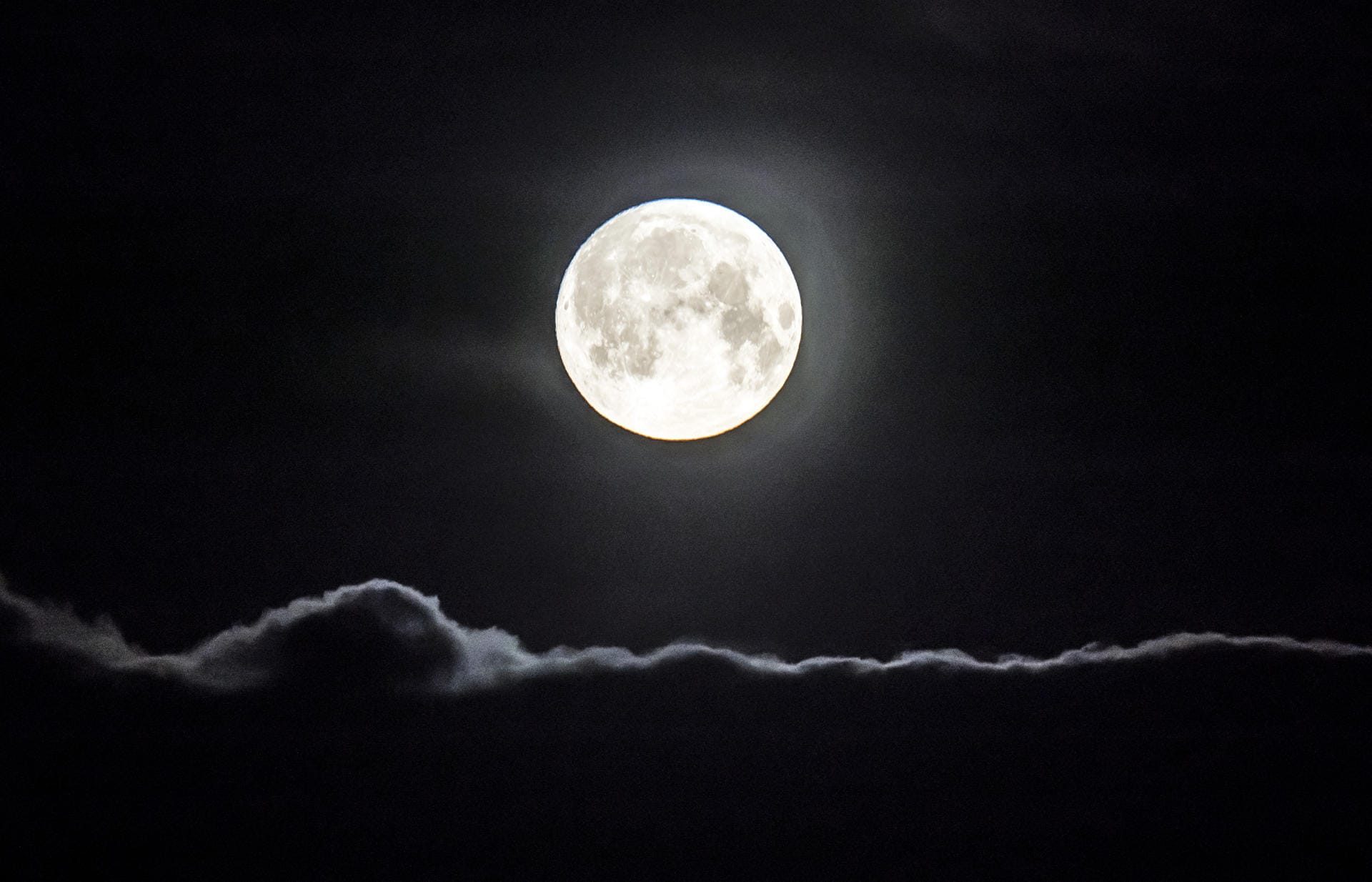 In Großbritannien erscheint der Mond in voller Größe über Huddersfield.