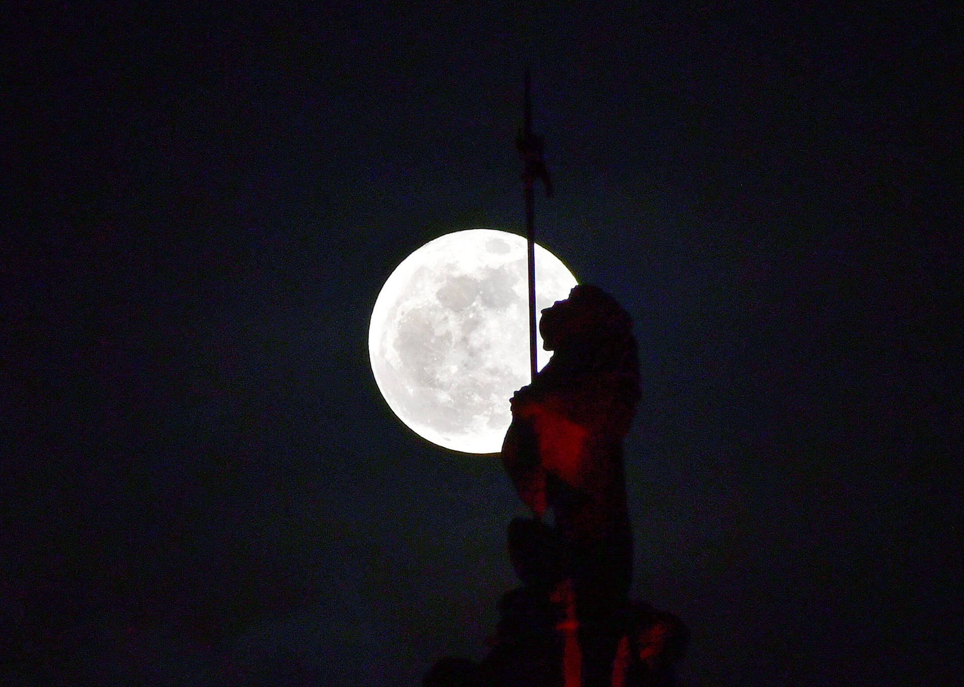 Als silberne Scheibe ist der Mond im indischen Mumbai in der Nacht zum Mittwoch zu sehen.