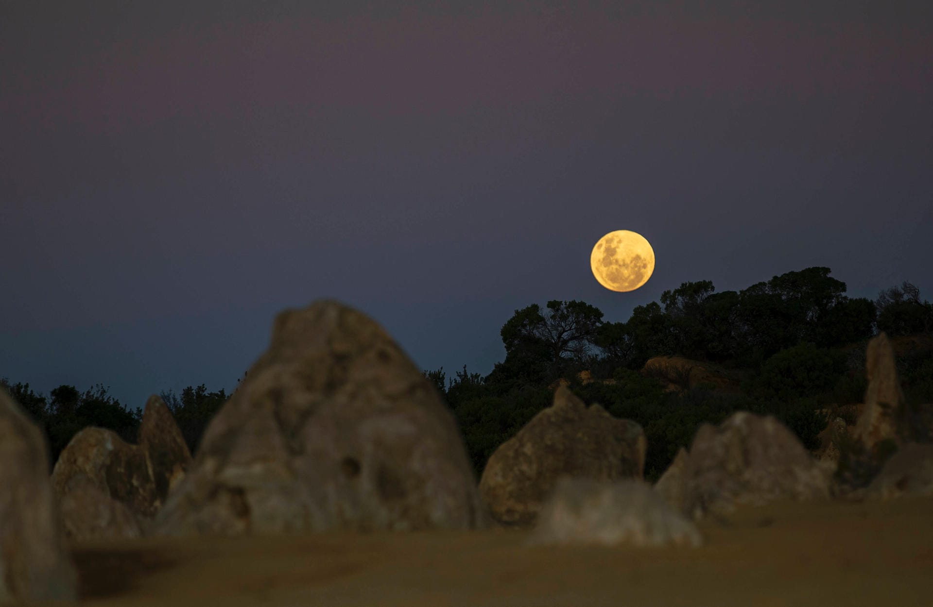 Der Mond geht im australischen Perth auf.