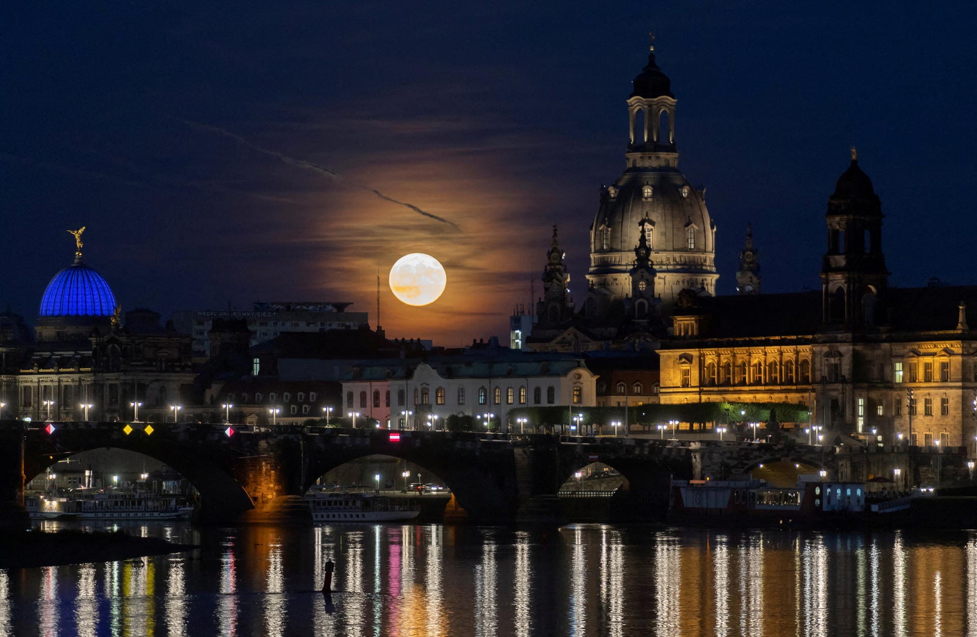 Der Mond steht über der Altstadt von Dresden.