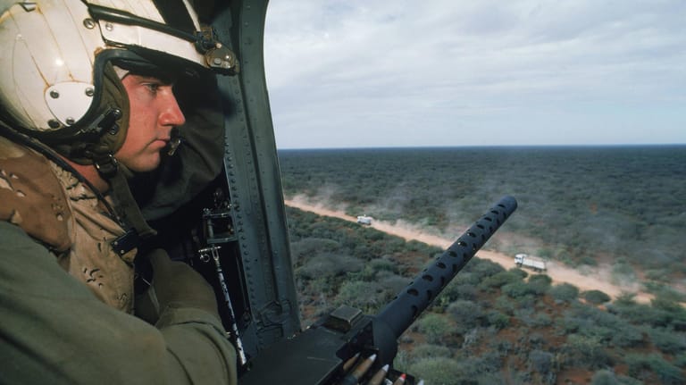 Ein US-Soldat in einem Helikopter eskortiert eine Lebensmittellieferung in Somalia.