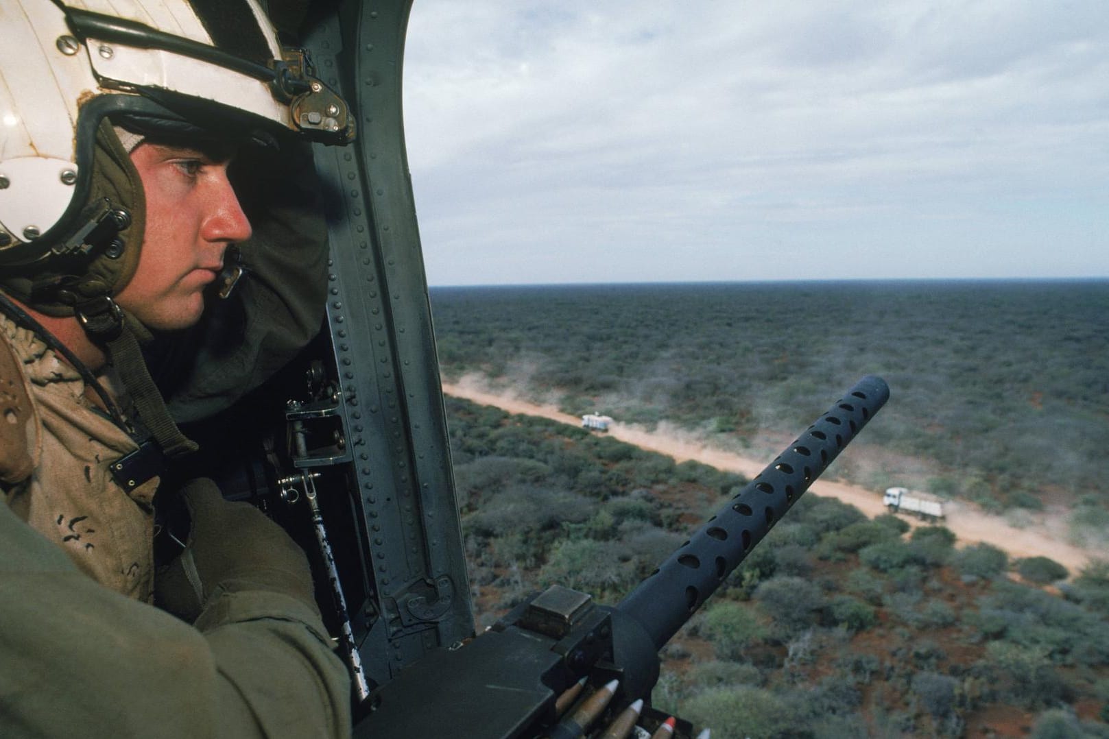 Ein US-Soldat in einem Helikopter eskortiert eine Lebensmittellieferung in Somalia.