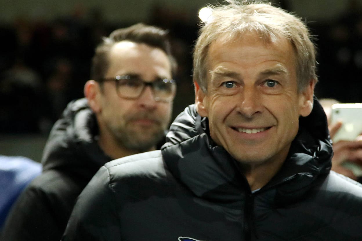 Jürgen Klinsmann (vorne): Ex-Manager Michael Preetz hat mit dem früheren Hertha-Trainer abgerechnet.