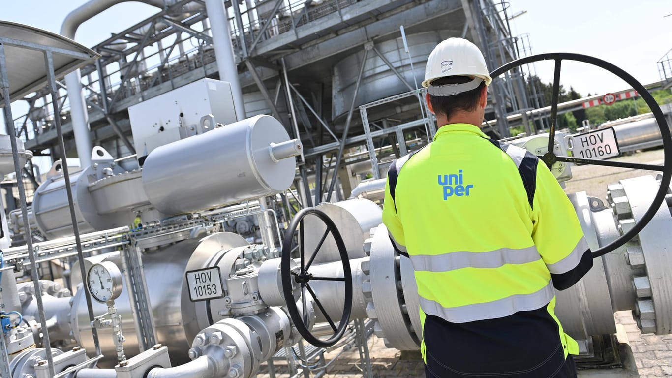 Erdgasspeicher im Landkreis Muehldorf am Inn (Symbolbild): Laut einer Umfrage sind 70 Prozent der Unternehmen von den Energiepreissprüngen seit Kriegsbeginn betroffen.