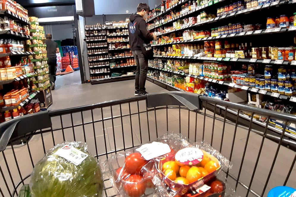 Einkauf in einem Supermarkt (Symbolbild): Die Preise steigen weiter. Besonders betroffen: Nahrungsmittel.