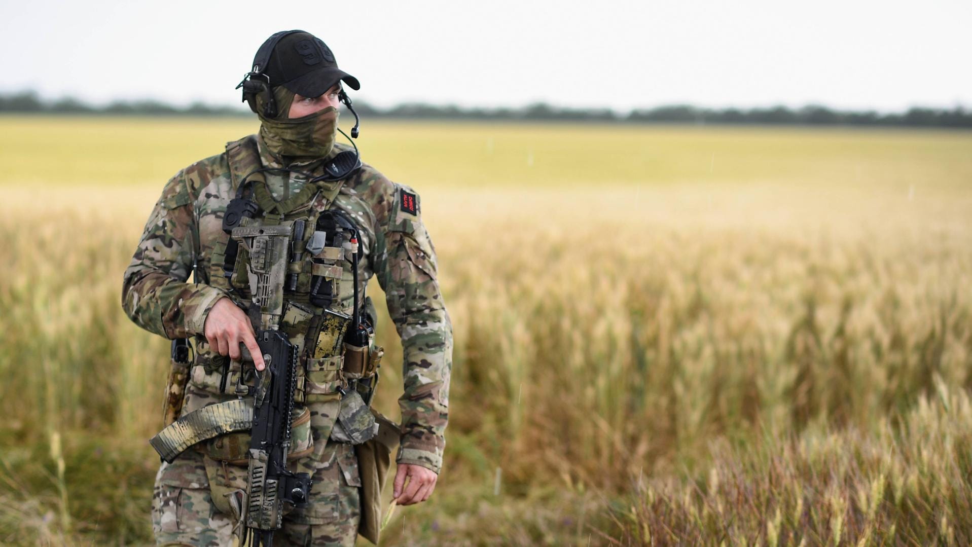 Russischer Soldat vor einem ukrainischen Weizenfeld (Symbolbild): Russland verhindert einen Export ukrainischen Getreides während des Krieges. Russischer Soldat vor einem ukrainischen Weizenfeld (Symbolbild): Russland verhindert einen Export ukrainischen Getreides während des Krieges.