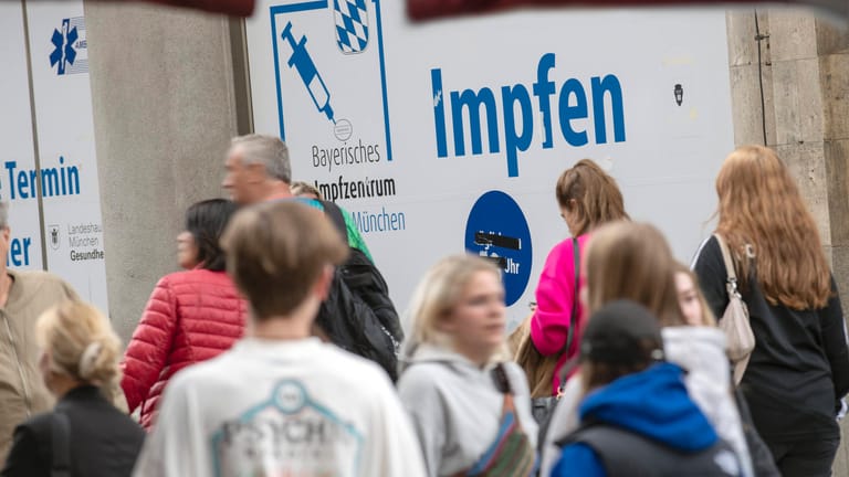 Impfzentrum in München: Für wen ist der zweite Booster sinnvoll?