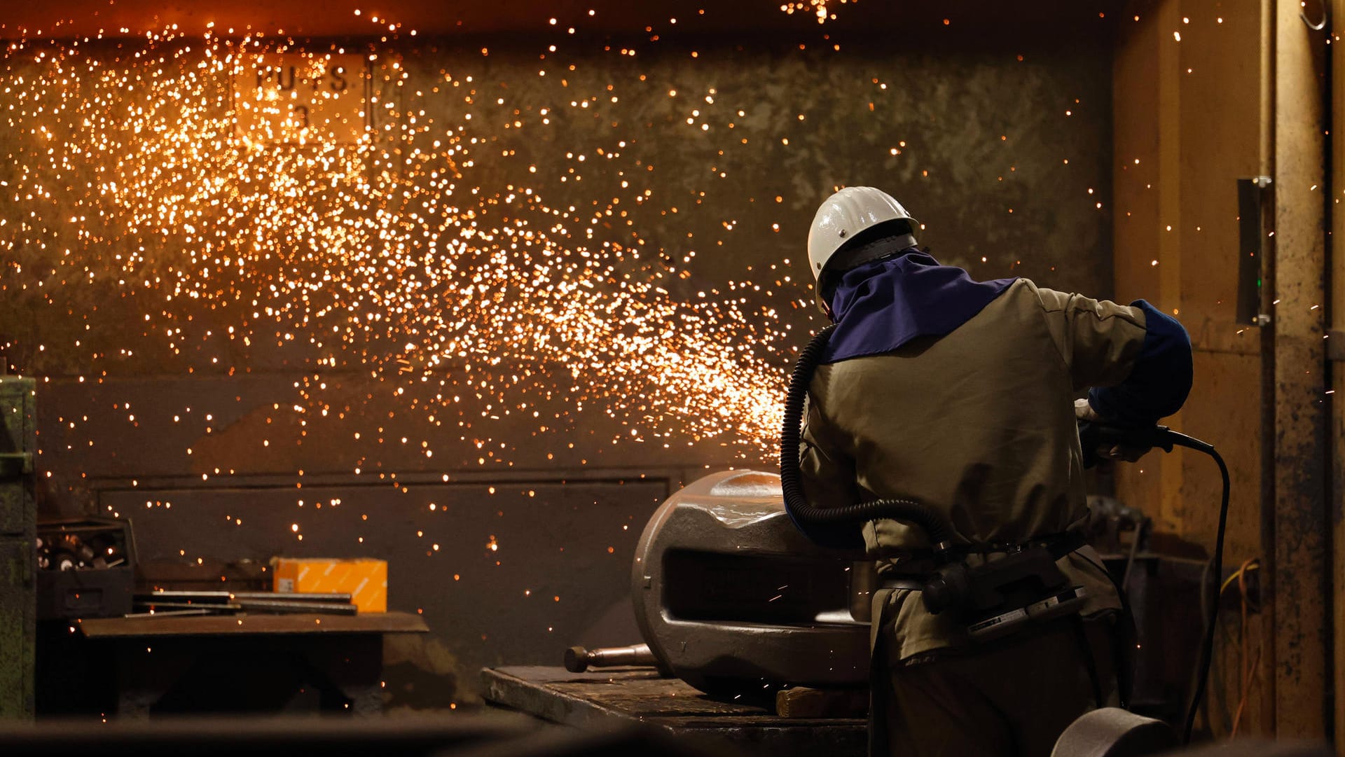 Ein Arbeiter flext ein Stahlbauteil (Symbolbild): Die Gewerkschaft hat angesichts der steigenden Inflation eine deutliche Gehaltssteigerung für Stahlarbeiter durchsetzen können.