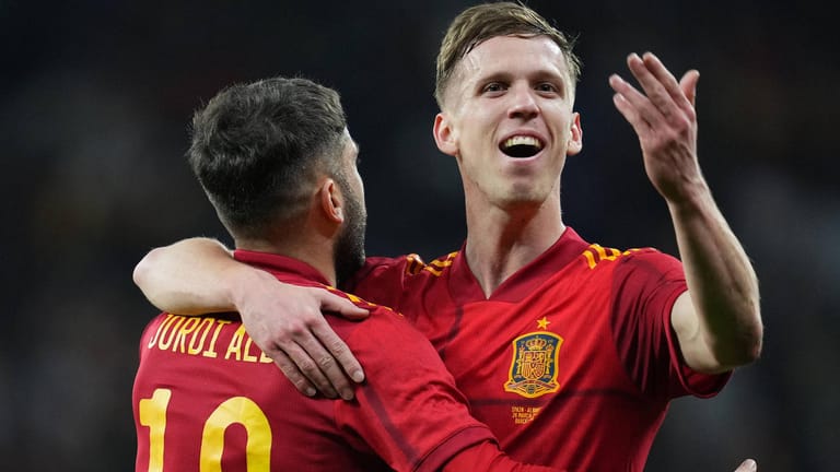 Jordi Alba (li.) und Dani Olmo jubeln: Spanien wird auch 2022 zum Favoritenkreis gezählt.