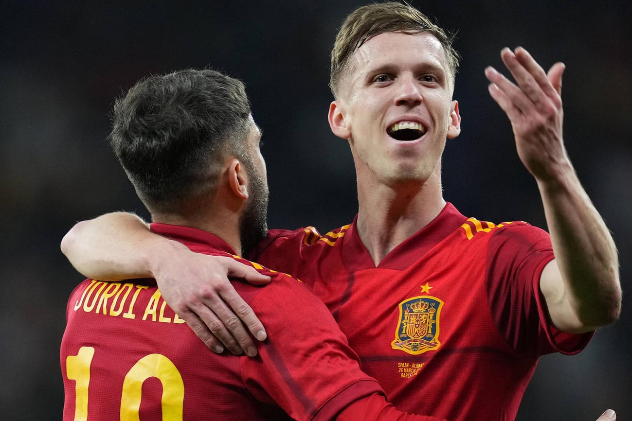 Jordi Alba (li.) und Dani Olmo jubeln: Spanien wird auch 2022 zum Favoritenkreis gezählt.