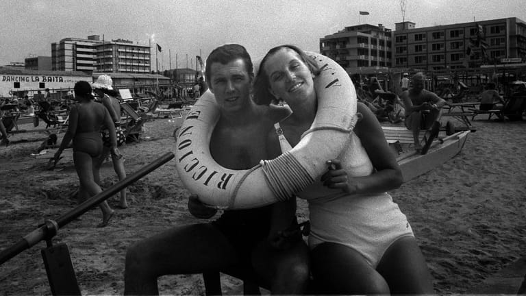 Franz Beckenbauer und seine damalige Frau Brigitte im gemeinsamen Sommerurlaub in Riccione: Hier ist der Ex-Fußballstar so alt wie sein jüngster Sohn heute.