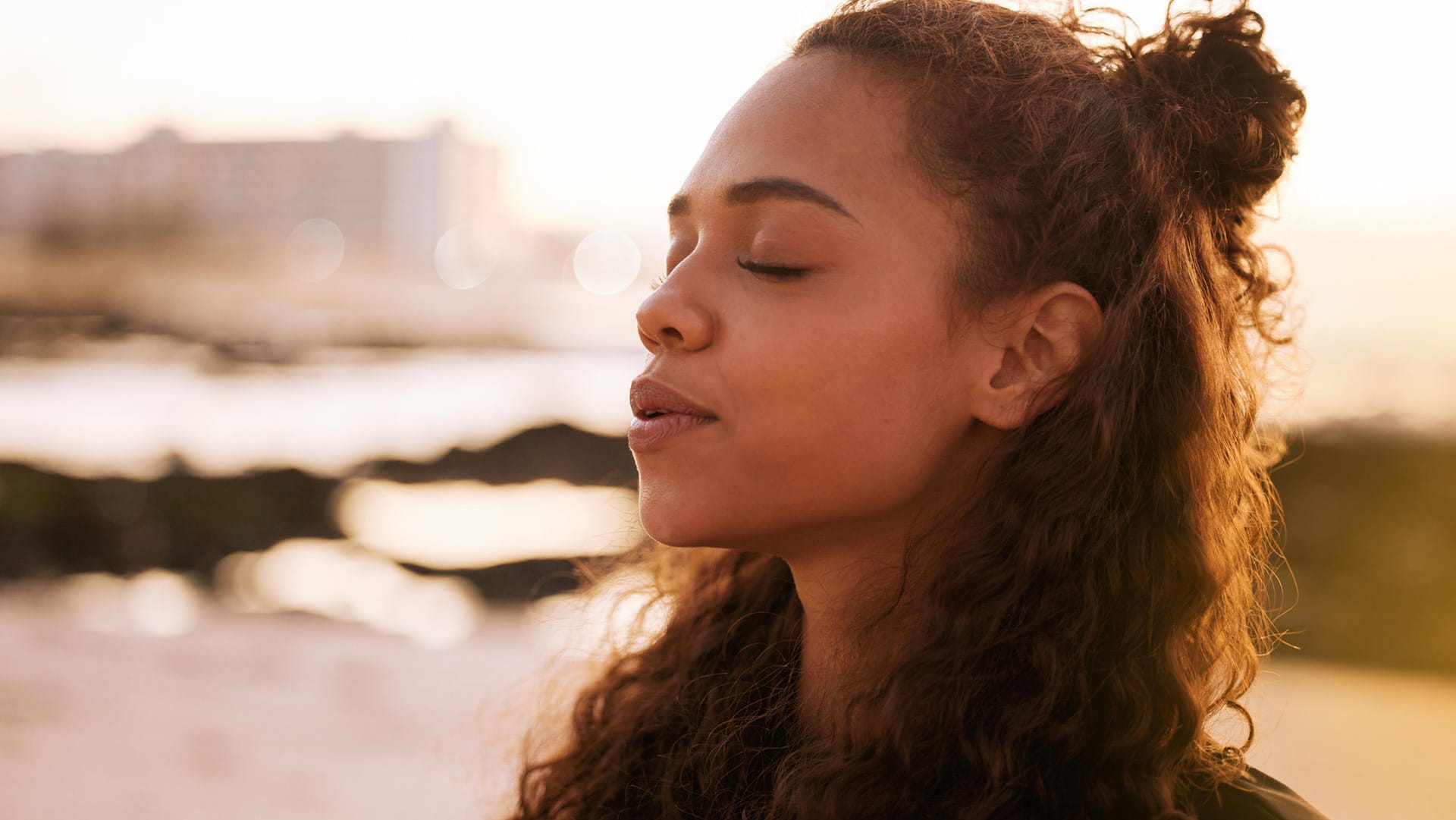 Achtsamkeit: Meditation hilft dabei, bewusst im Moment zu sein.