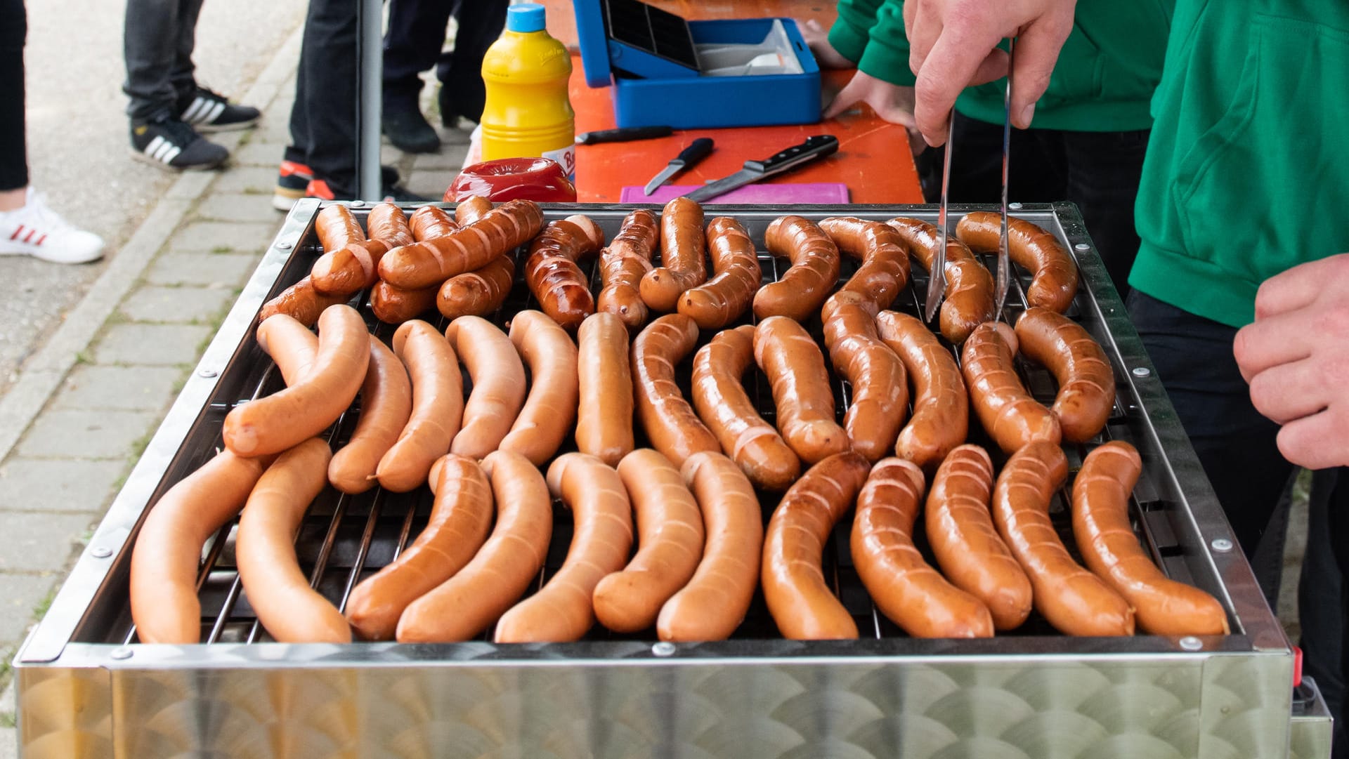 Würstchenverkauf bei einem Schulfest: Im Vergleich zum ersten Halbjahr 2021 haben die Deutschen in den vergangenen Monaten deutlich weniger Fleisch und Wurst gegessen.