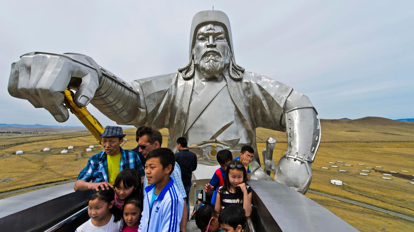 Mongolei: 2008 weihte das Land ein riesiges Reiterstandbild des Herrschers Dschingis Khan ein.