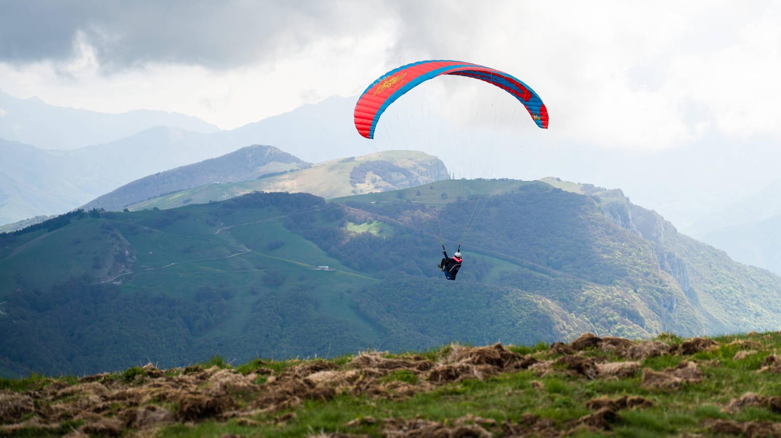 Gleitschirmflug (Symbolbild): Ein 78-Jähriger ist in Bayern mit Paraglide tödlich verunglückt. Gleitschirmflug (Symbolbild): Ein 78-Jähriger ist in Bayern mit Paraglide tödlich verunglückt.