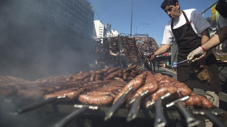 In Buenos Aires rauchen die Kohlen: Der weltweite Fleischkonsum steigt immer weiter an. Das ist ein wachsendes Problem für die Nahrungsmittelsicherheit in vielen Ländern.