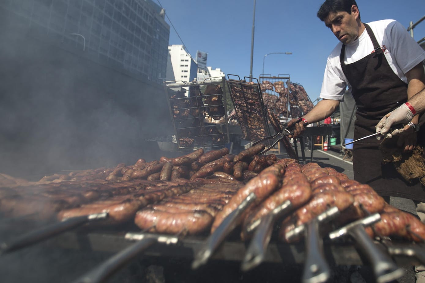 In Buenos Aires rauchen die Kohlen: Der weltweite Fleischkonsum steigt immer weiter an. Das ist ein wachsendes Problem für die Nahrungsmittelsicherheit in vielen Ländern.