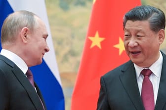 Putin und Xi (Archiv): Der chinesische Präsident bekräftigte die Bereitschaft, eine Vermittlerrolle zu übernehmen.