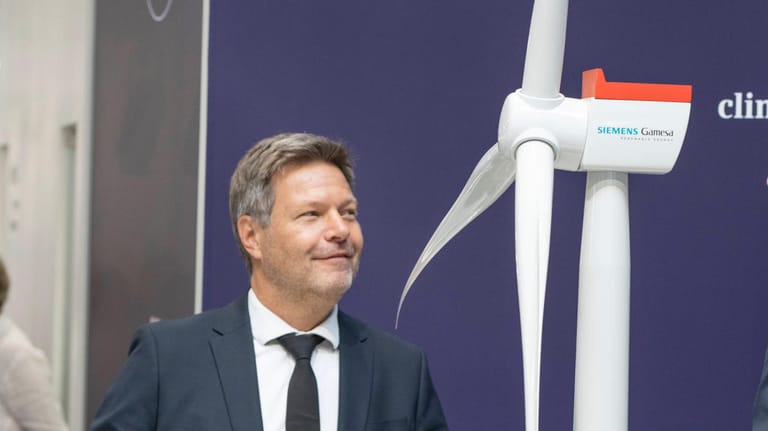 Wirtschaftsminister Habeck mit Windrad auf der Hannover Messe (Archiv): Der Ausbau sei für den Klimaschutz und die Unabhängigkeit von fossilen Energielieferungen wichtig.