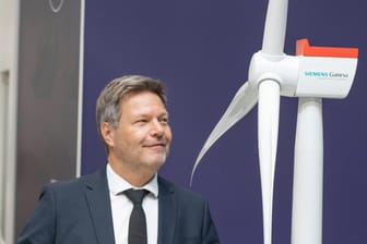 Wirtschaftsminister Habeck mit Windrad auf der Hannover Messe (Archiv): Der Ausbau sei für den Klimaschutz und die Unabhängigkeit von fossilen Energielieferungen wichtig.