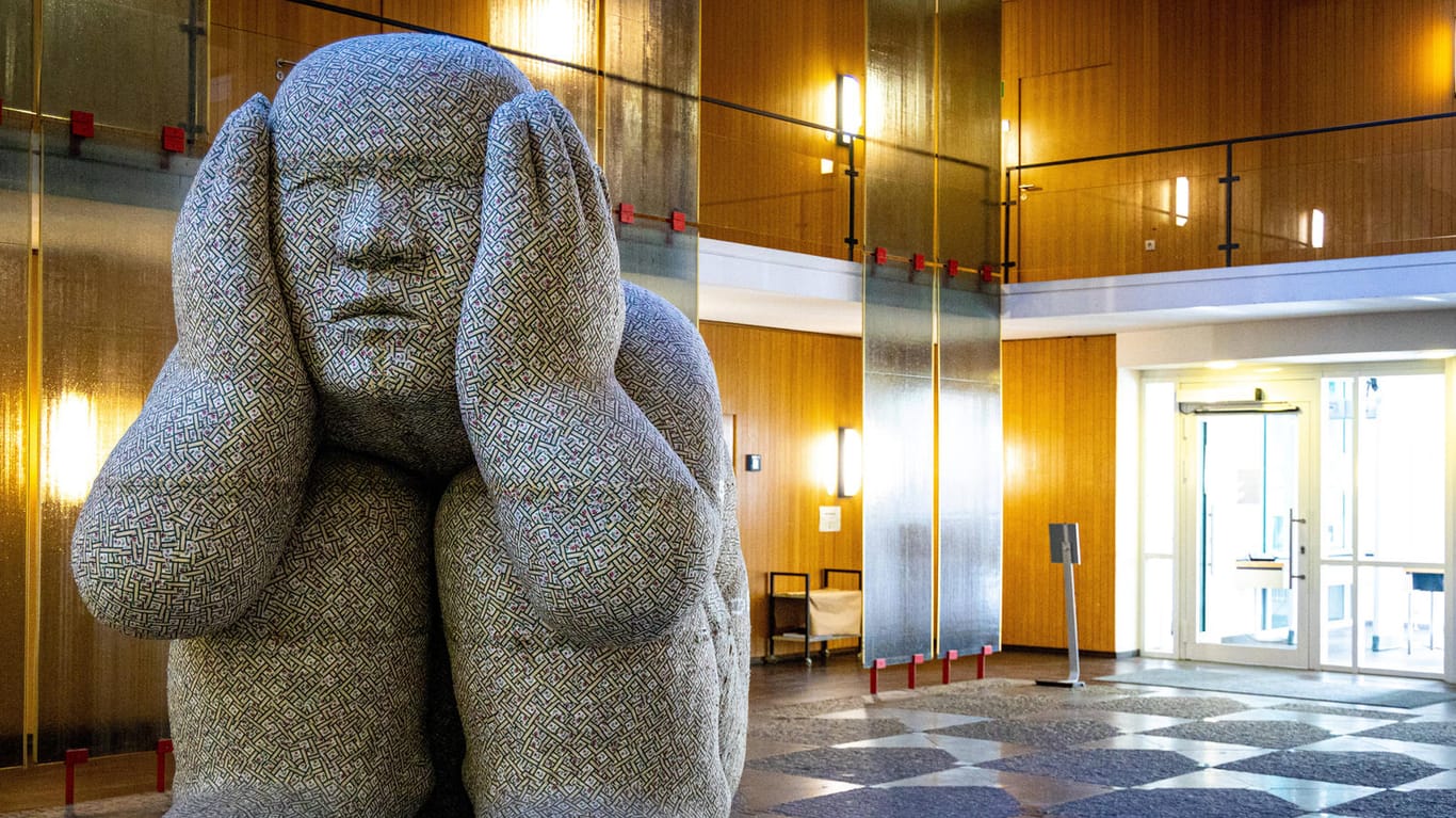 Skulptur im Oberverwaltungsgericht Nordrhein-Westfalen: Das Gericht ist zuständig, weil der Datenschutzbeauftragte seinen Dienstsitz in Bonn hat.