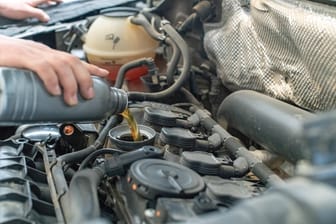 Motoröl: Wenn zu viel davon in die Ölwanne gelaufen ist, haben Sie zwei Möglichkeiten.