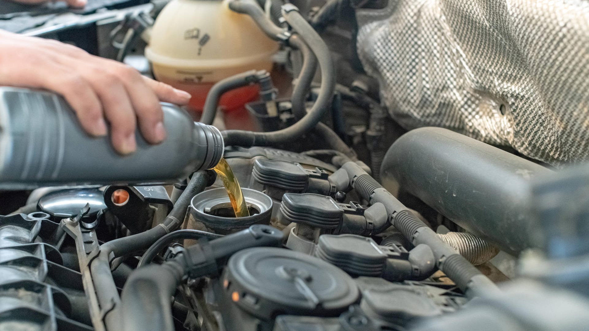 Motoröl: Wenn zu viel davon in die Ölwanne gelaufen ist, haben Sie zwei Möglichkeiten.