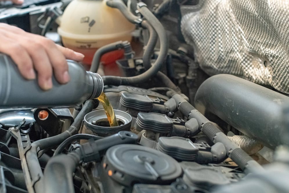 Motoröl: Wenn zu viel davon in die Ölwanne gelaufen ist, haben Sie zwei Möglichkeiten.