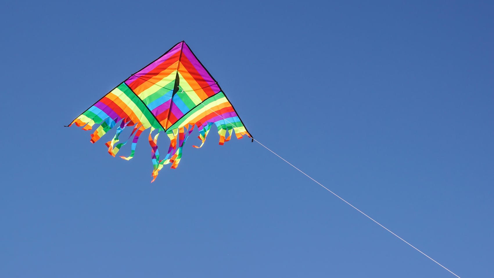 Drache in Regenbogenfarben (Symbol): "Wir zeigen ein paar Beispiele der Gegenstände, die gegen den muslimischen Glauben und die öffentliche Moral verstoßen", so ein Vertreter des saudi-arabischen Handelsministeriums. Drache in Regenbogenfarben (Symbol): "Wir zeigen ein paar Beispiele der Gegenstände, die gegen den muslimischen Glauben und die öffentliche Moral verstoßen", so ein Vertreter des saudi-arabischen Handelsministeriums.