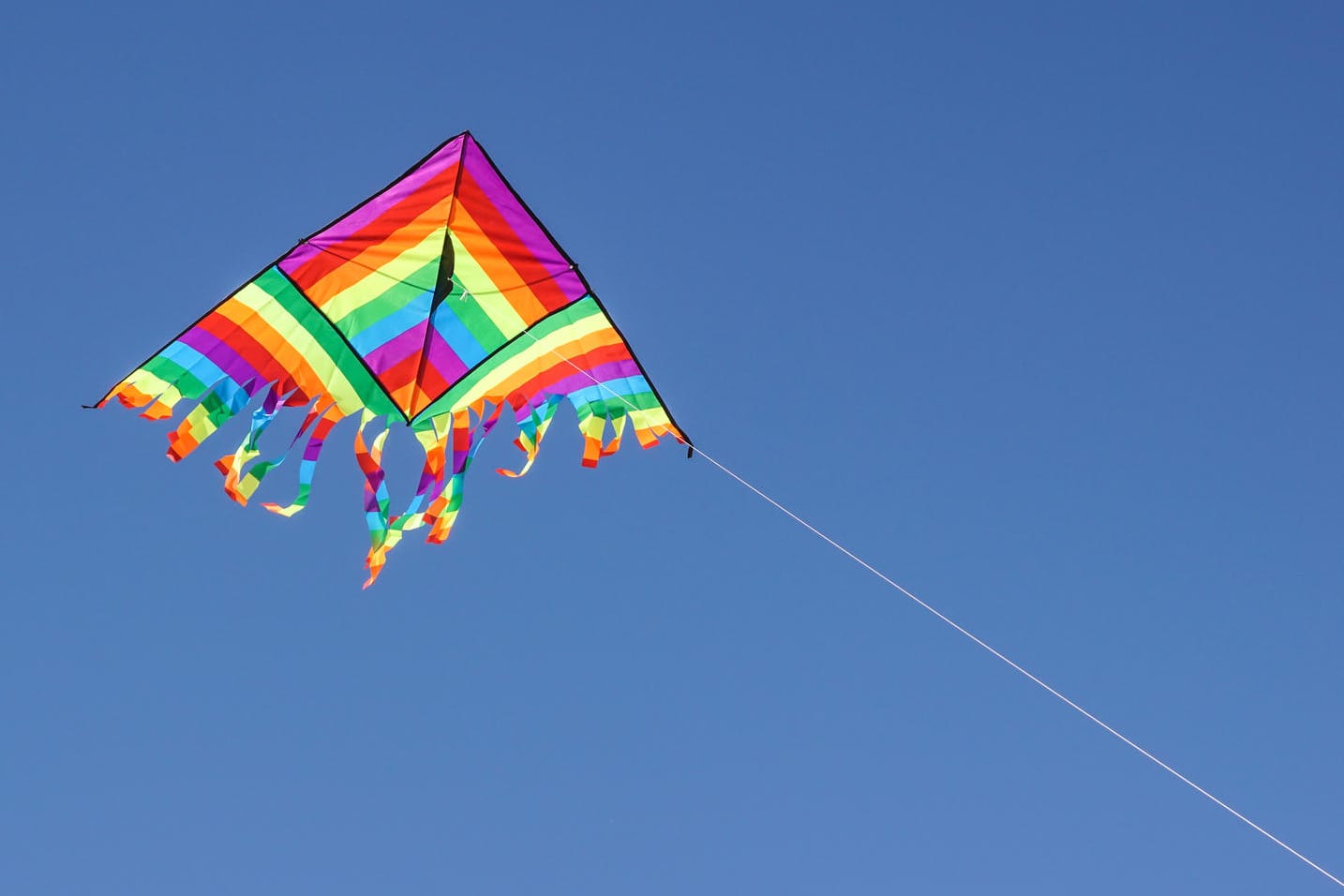 Drache in Regenbogenfarben (Symbol): "Wir zeigen ein paar Beispiele der Gegenstände, die gegen den muslimischen Glauben und die öffentliche Moral verstoßen", so ein Vertreter des saudi-arabischen Handelsministeriums.