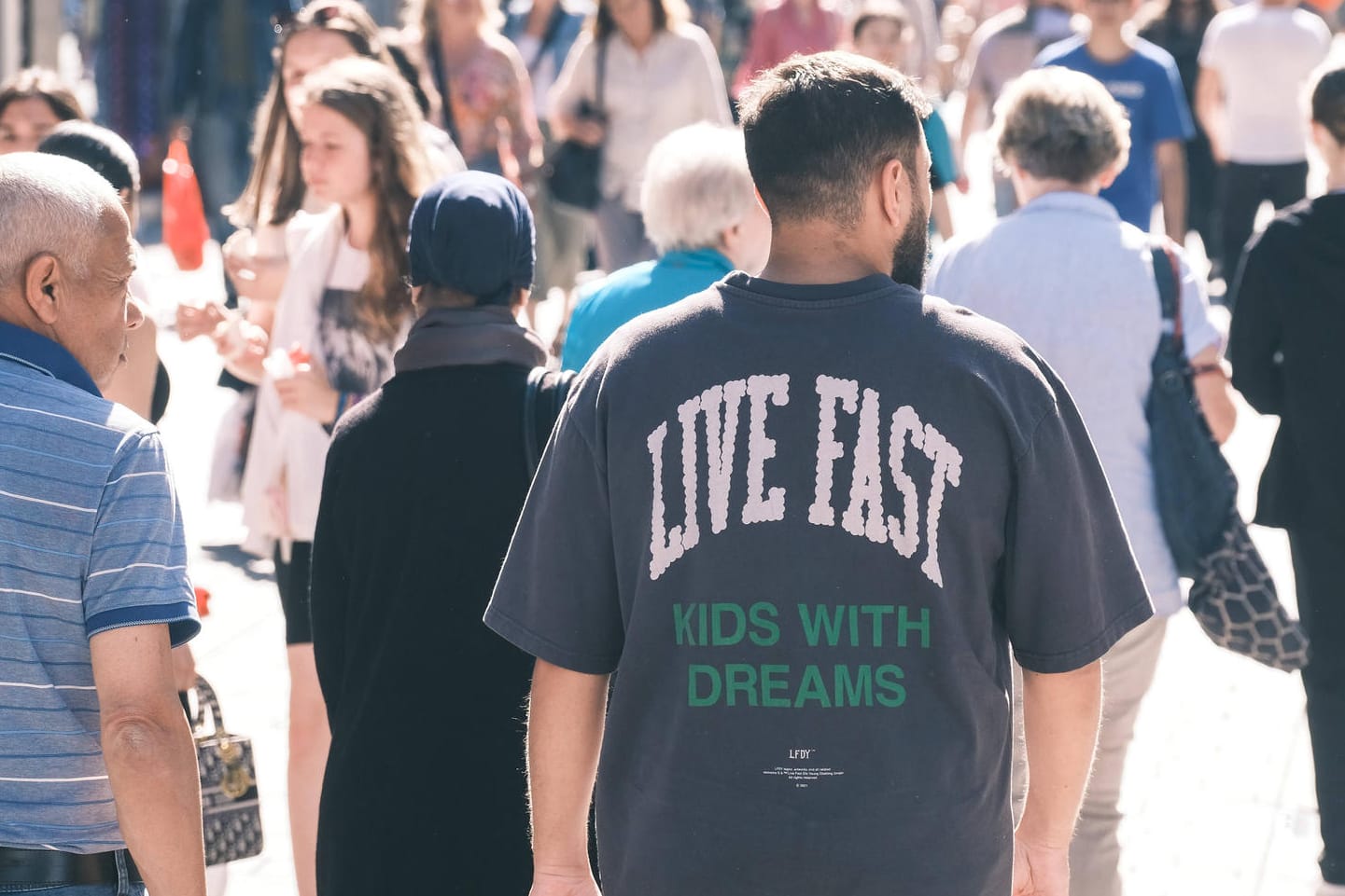 Menschen auf einer Einkaufsstraße: Werden die Deutschen Teile ihrer Ersparnisse aufbrauchen? Menschen auf einer Einkaufsstraße: Werden die Deutschen Teile ihrer Ersparnisse aufbrauchen?