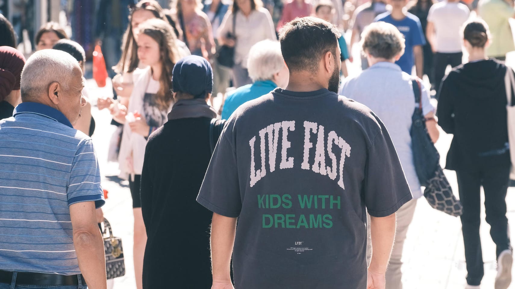 Menschen auf einer Einkaufsstraße: Werden die Deutschen Teile ihrer Ersparnisse aufbrauchen? Menschen auf einer Einkaufsstraße: Werden die Deutschen Teile ihrer Ersparnisse aufbrauchen?