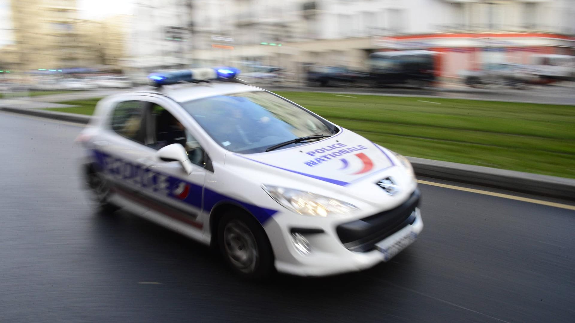Französisches Polizeiauto (Symbolbild): Bei einer Verfolgungsjagd bei Nizza ist ein Flüchtling schwer verletzt worden. Französisches Polizeiauto (Symbolbild): Bei einer Verfolgungsjagd bei Nizza ist ein Flüchtling schwer verletzt worden.