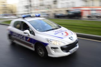 Französisches Polizeiauto (Symbolbild): Bei einer Verfolgungsjagd bei Nizza ist ein Flüchtling schwer verletzt worden.